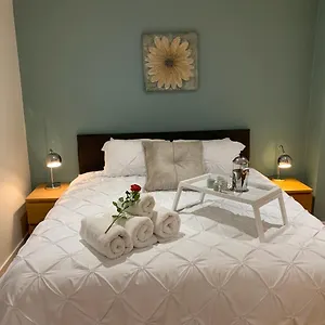 modern-city-centre-studio-apartment-with-free-wifi-gym.yorkshirehotels.net/